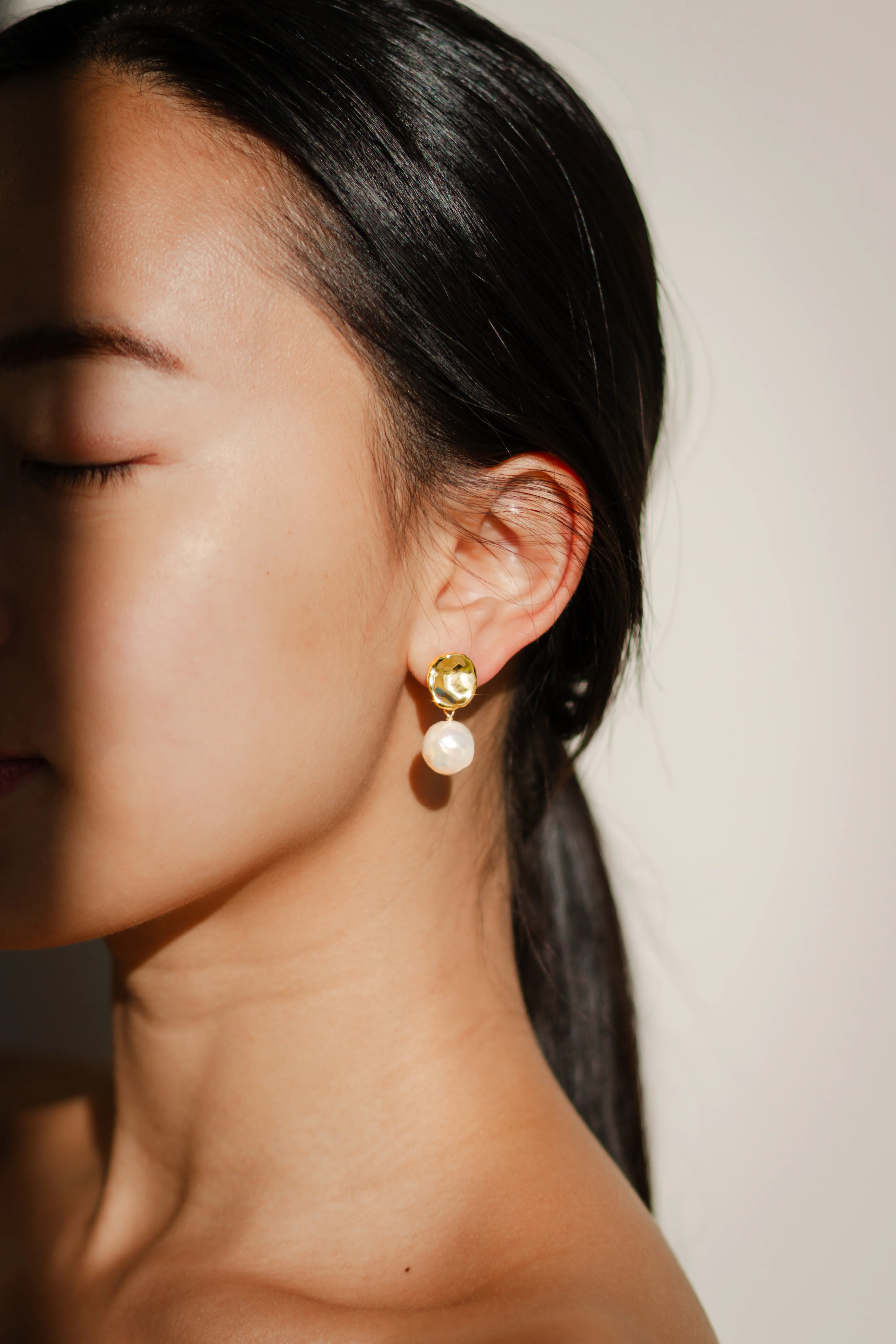 Jen Pearl Earrings - Image 4
