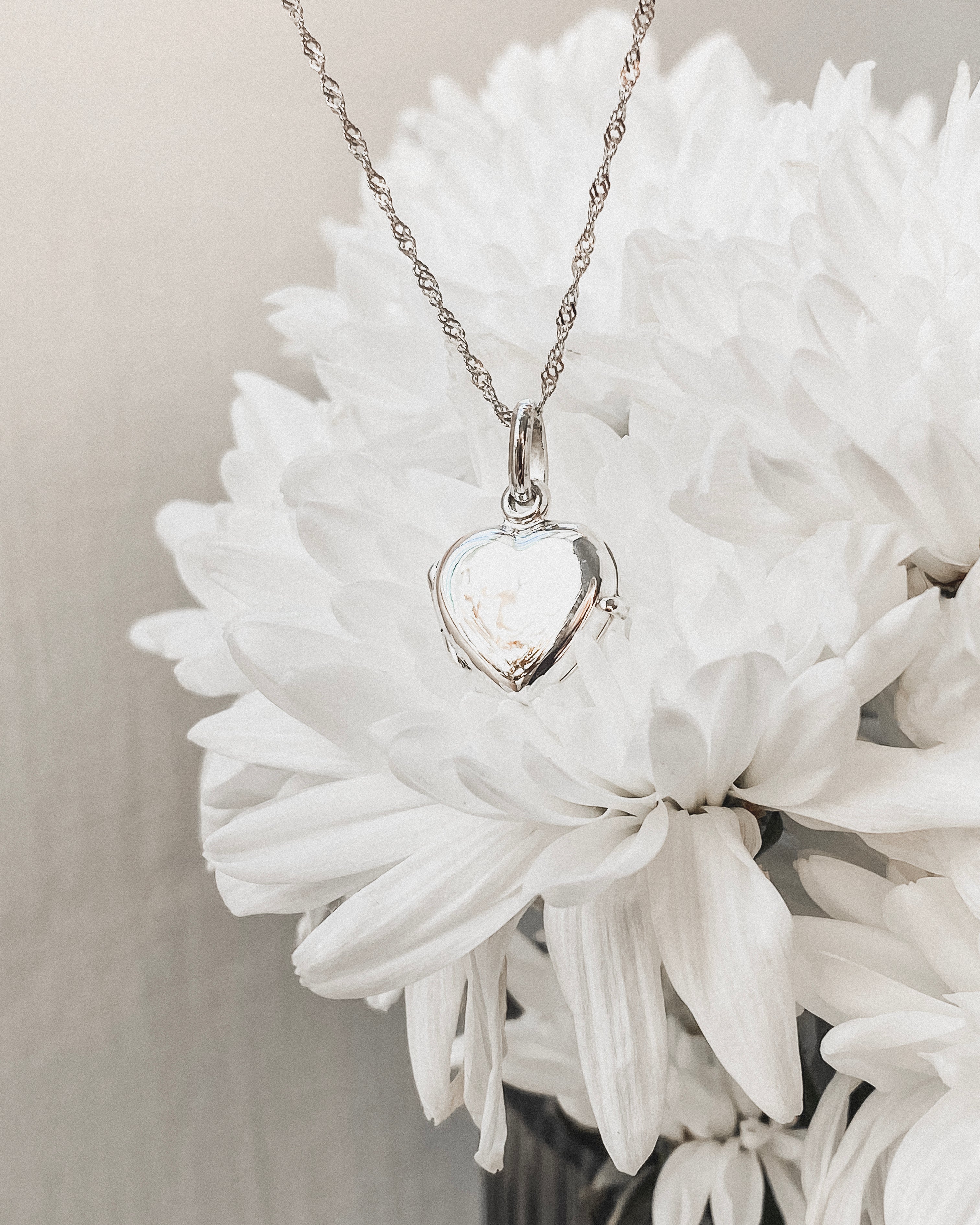 Love Heart Locket w Anne Chain - Image 5